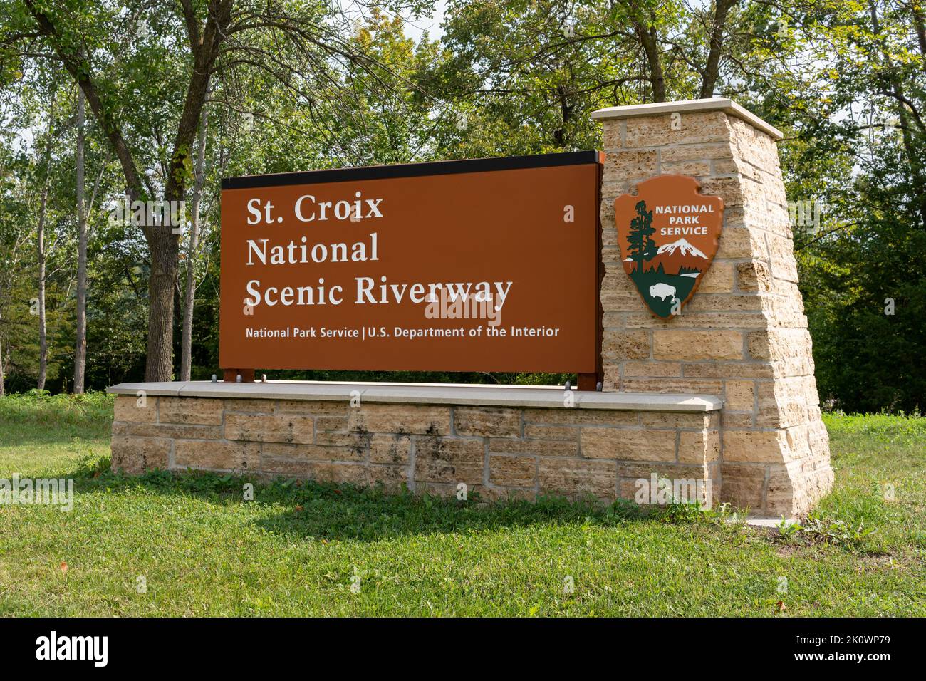 STILLWATER, Minnesota, USA - 10 SETTEMBRE 2022: Cartello di St. Croix National Scenic Riverway lungo il fiume St. Croix. Foto Stock