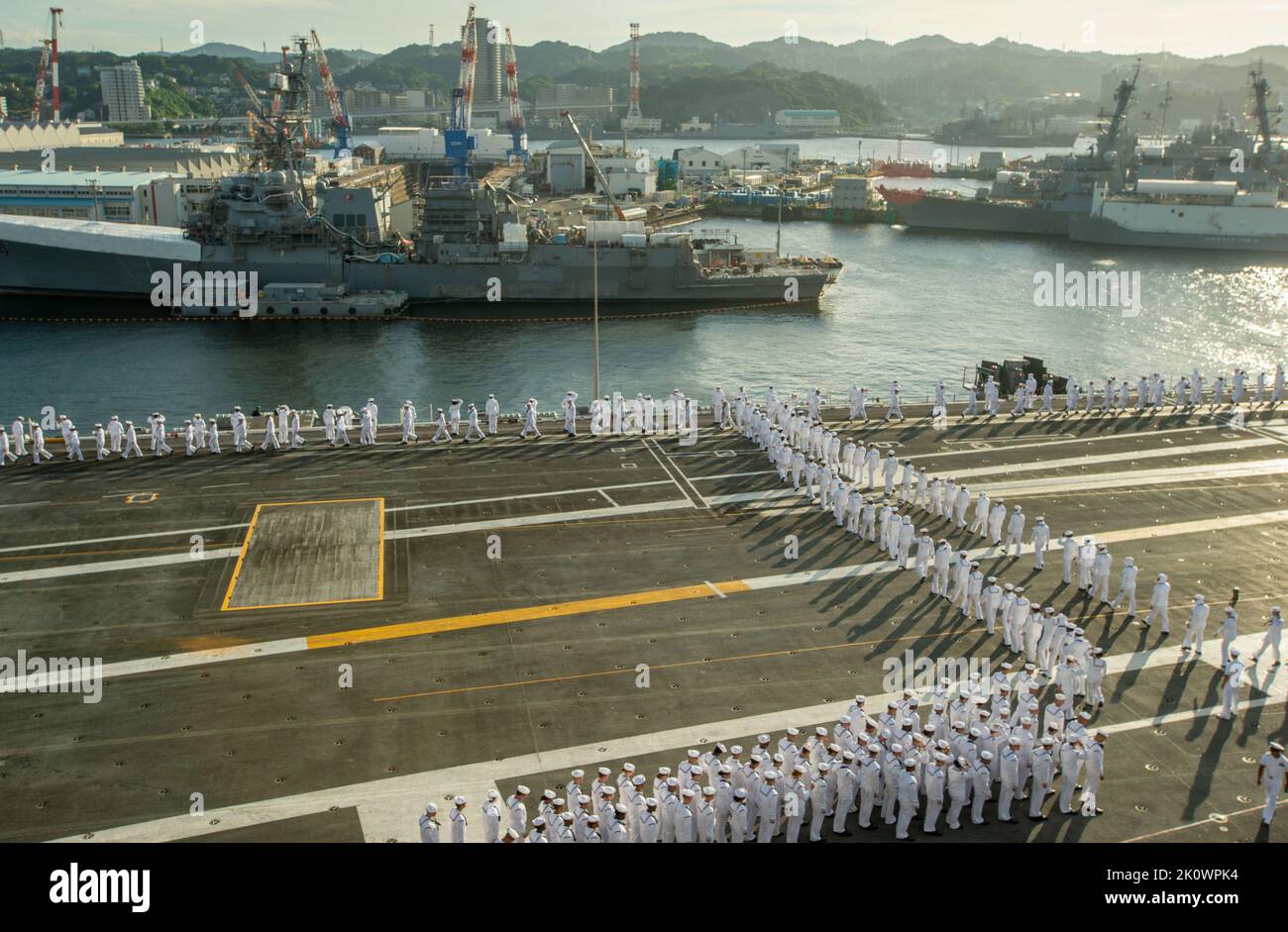 220912-N-JO823-1021 YOKOSUKA, Giappone (dal 12, 2022) i marinai imposero le rotaie a bordo dell'unica portaerei della Marina statunitense, USS Ronald Reagan (CVN 76), mentre la nave partiva dal comandante, Fleet Activities Yokosuka, settembre 12. Ronald Reagan, il fiore all'occhiello del Carrier Strike Group 5, fornisce una forza pronta per il combattimento che protegge e difende gli Stati Uniti, e sostiene alleanze, partnership e interessi marittimi collettivi nella regione del Pacifico. (STATI UNITI Foto Marina di Seaman Natasha ChevalierLosada, specialista della comunicazione di massa) Foto Stock