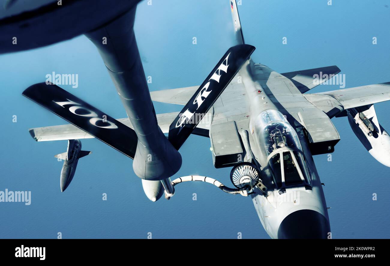 Un aereo tedesco Tornado riceve il carburante da un aereo statunitense KC-135 Stratotanker assegnato alla 100th Air Refueling Wing, Royal Air Force Mildenhall, Inghilterra, durante l'esercizio Cobra Warrior 22 Over the North Sea, 7 settembre 2022. Questo esercizio offre a tutte le forze partecipanti preziose opportunità di praticare e sviluppare tattiche, tecniche e procedure in scenari complessi. (STATI UNITI Air Force foto di staff Sgt. Kevin lungo) Foto Stock