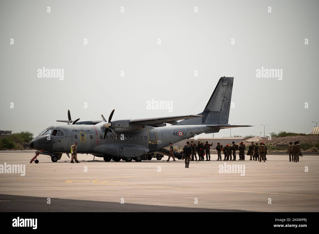 Un parasavalemen dell'aeronautica degli Stati Uniti assegnato allo Squadrone di salvataggio di spedizione del 82nd si prepara a bordo di un velivolo da trasporto tattico Transalall C-160 francese insieme ai paracadutisti francesi a base eyrienne 188 Gibuti, Gibuti, 18 agosto 2022, durante un'immersione di coalizione di salto. I paracadutisti dell'aeronautica statunitense hanno condotto salti freefall insieme ai paracadutisti francesi che hanno fatto salti statici per familiarizzare le tattiche e le procedure reciproche durante il salto. (STATI UNITI Air Force foto di Senior Airman Bryan Guthrie) Foto Stock