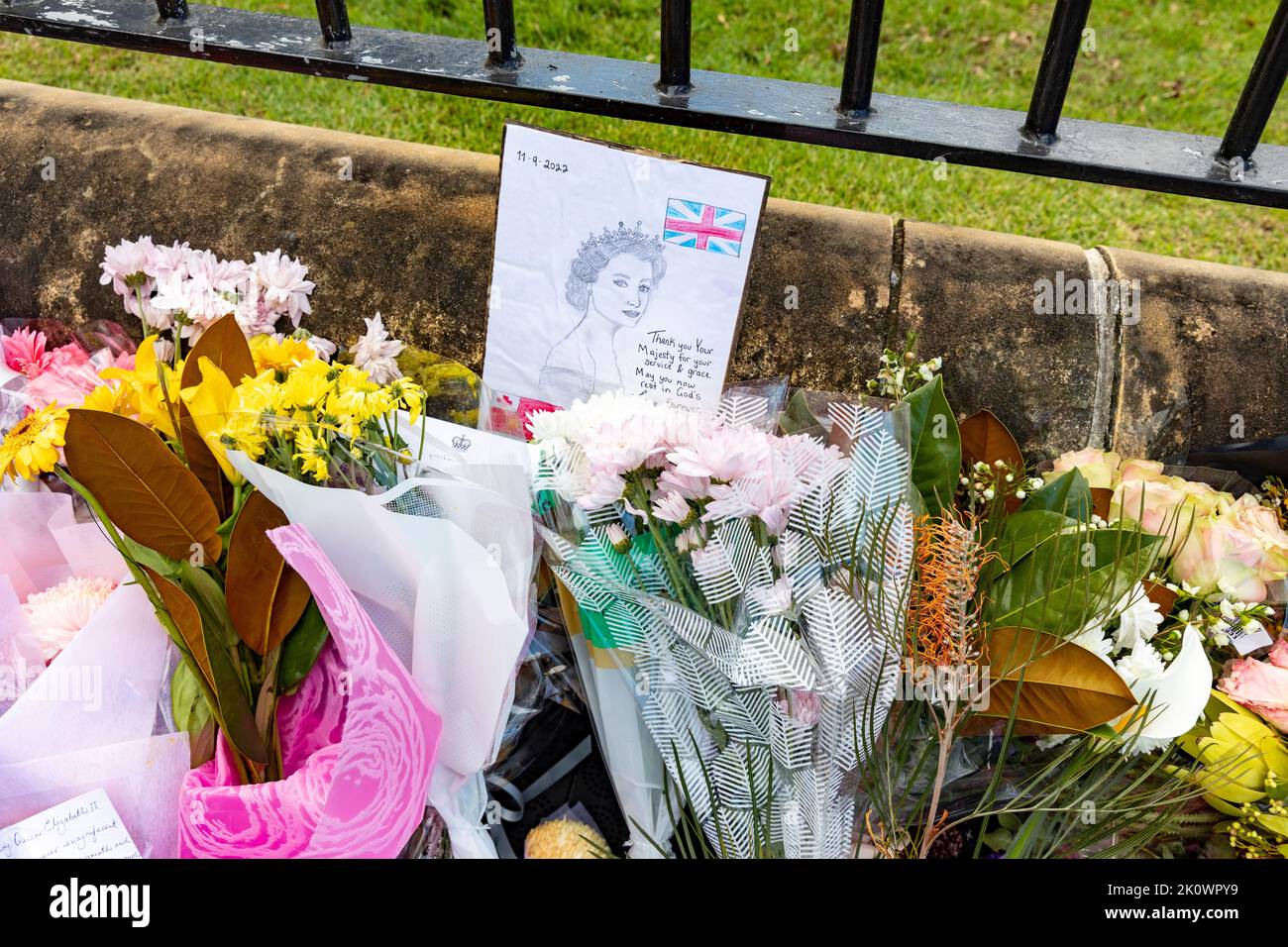 Morte di sua Maestà la Regina Elisabetta II, fiori e bambini carta lasciato fuori NSW Government House a Sydney, NSW, Australia Foto Stock