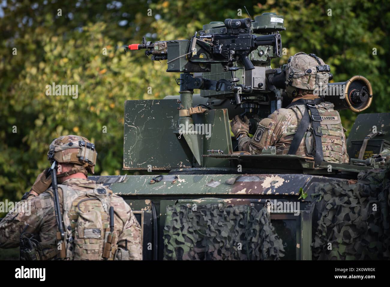 Un paracadutista dell'esercito degli Stati Uniti assegnato a 1st battaglione, 503rd Parachute Infanty Regiment scansiona il campo di battaglia alla ricerca di obiettivi per impegnarsi con un BGM-71 Tube-lanciato, con tracciamento ottico, filo-guidato (TOW) anti-missile carro armato presso il Joint multinazionale Readiness Center a Hohenfels, Germania come parte di esercizio Saber Junction 22, 13 settembre 2022. Saber Junction 22 è un esercizio di rotazione multinazionale progettato per valutare la prontezza della Brigata Airborne 173rd dell'esercito statunitense ad eseguire operazioni terrestri unificate in un ambiente congiunto e combinato e per promuovere l'interoperabilità con più di 4.500 partecipanti Foto Stock