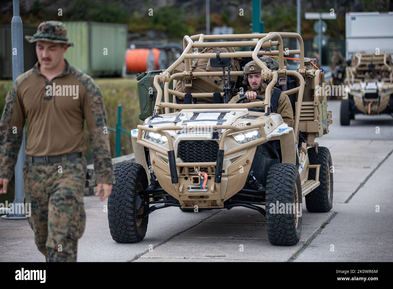 U.S. Marines with 2D Marine Division, II Marine Expeditionary Force portare un veicolo di servizio in una posizione di carico durante l'attività Arcipelago Endeavor 22 sulla base navale di Berga, Svezia, 12 settembre 2022. AE22 è un esercizio integrato di formazione sul campo che aumenta le capacità operative e migliora la cooperazione strategica tra i Marines statunitensi e le forze svedesi. (STATI UNITI Corpo marino foto di CPL. Timothy Fowler) Foto Stock