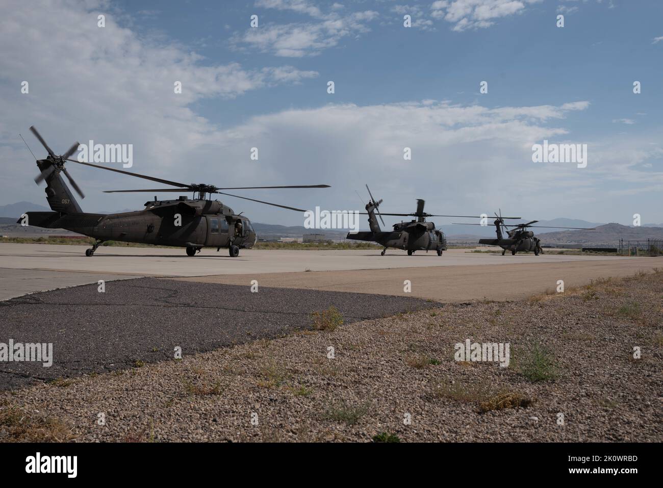 UH-60 Black Hawks e un Apache AH-64 della Guardia nazionale dell'esercito dello Utah hanno portato visitatori illustri a visitare più di 200 membri del servizio in quattro comandi principali che hanno partecipato a un esercizio di un giorno tenuto al Dugway Proving Ground il 8 settembre 2022. L'esercizio della forza comune ha dato priorità ai concetti di Agile Combat Employment e Multi-Capable Airmen. (STATI UNITI Air National Guard foto di Tech. SGT. Nicholas Perez) Foto Stock