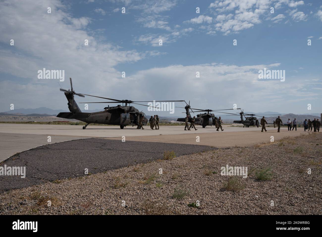 UH-60 Black Hawks e un Apache AH-64 della Guardia nazionale dell'esercito dello Utah hanno portato visitatori illustri a visitare più di 200 membri del servizio in quattro comandi principali che hanno partecipato a un esercizio di un giorno tenuto al Dugway Proving Ground il 8 settembre 2022. L'esercizio della forza comune ha dato priorità ai concetti di Agile Combat Employment e Multi-Capable Airmen. (STATI UNITI Air National Guard foto di Tech. SGT. Nicholas Perez) Foto Stock