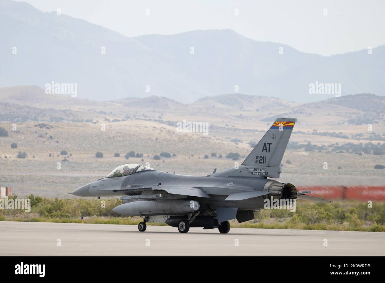 Un F-16 Fighting Falcon dell'Air Force Reserve Command Test Center arriva a sostegno di un'attività di forza congiunta senza precedenti il 8 settembre 2022 a Dugway Proving Ground, Utah. Questa forza comune incorpora più di sette entità militari in tre rami creando concetti operativi innovativi per consentire una risposta rapida a un orizzonte di tempo di guerra in continua evoluzione. (STATI UNITI Foto della Guardia Nazionale militare di: Staff Sgt. Jake Seawolf) Foto Stock