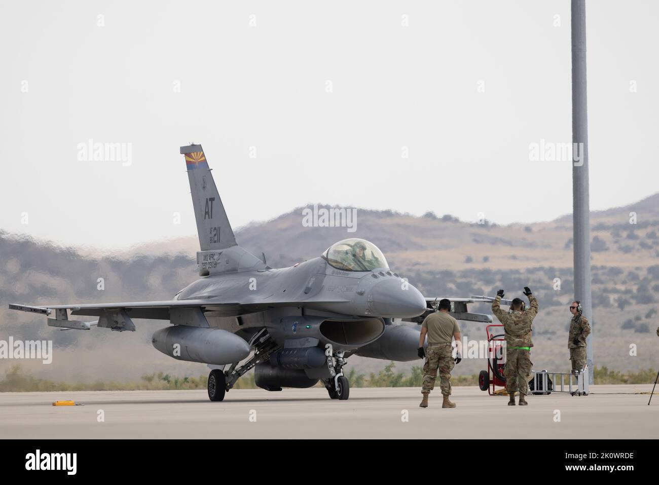 Il 8 settembre 2022, a Dugway Proving Ground, Utah, arriva un F-16 Fighting Falcon del Command Test Center dell'Air Force Reserve a sostegno di un'agile attività di forza congiunta contro l'occupazione. Questa forza comune incorpora più di sette entità militari in tre rami creando concetti operativi innovativi per consentire una risposta rapida a un orizzonte di tempo di guerra in continua evoluzione. (STATI UNITI Foto della Guardia Nazionale militare di: Staff Sgt. Jake Seawolf) Foto Stock