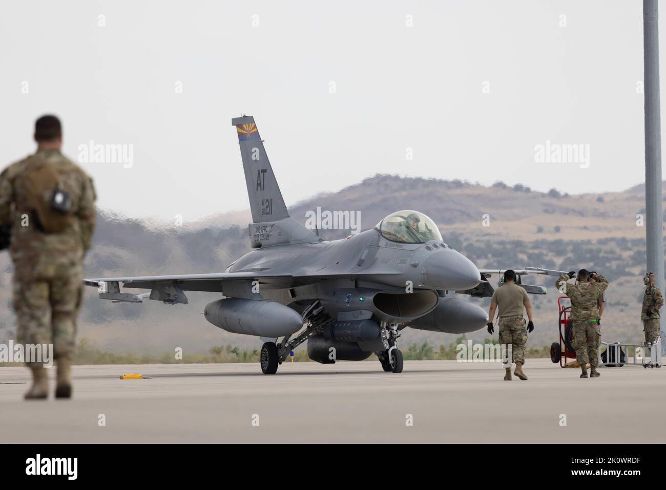 Il 8 settembre 2022, a Dugway Proving Ground, Utah, arriva un F-16 Fighting Falcon del Command Test Center dell'Air Force Reserve a sostegno di un'agile attività di forza congiunta contro l'occupazione. Questa forza comune incorpora più di sette entità militari in tre rami creando concetti operativi innovativi per consentire una risposta rapida a un orizzonte di tempo di guerra in continua evoluzione. (STATI UNITI Foto della Guardia Nazionale militare di: Staff Sgt. Jake Seawolf) Foto Stock