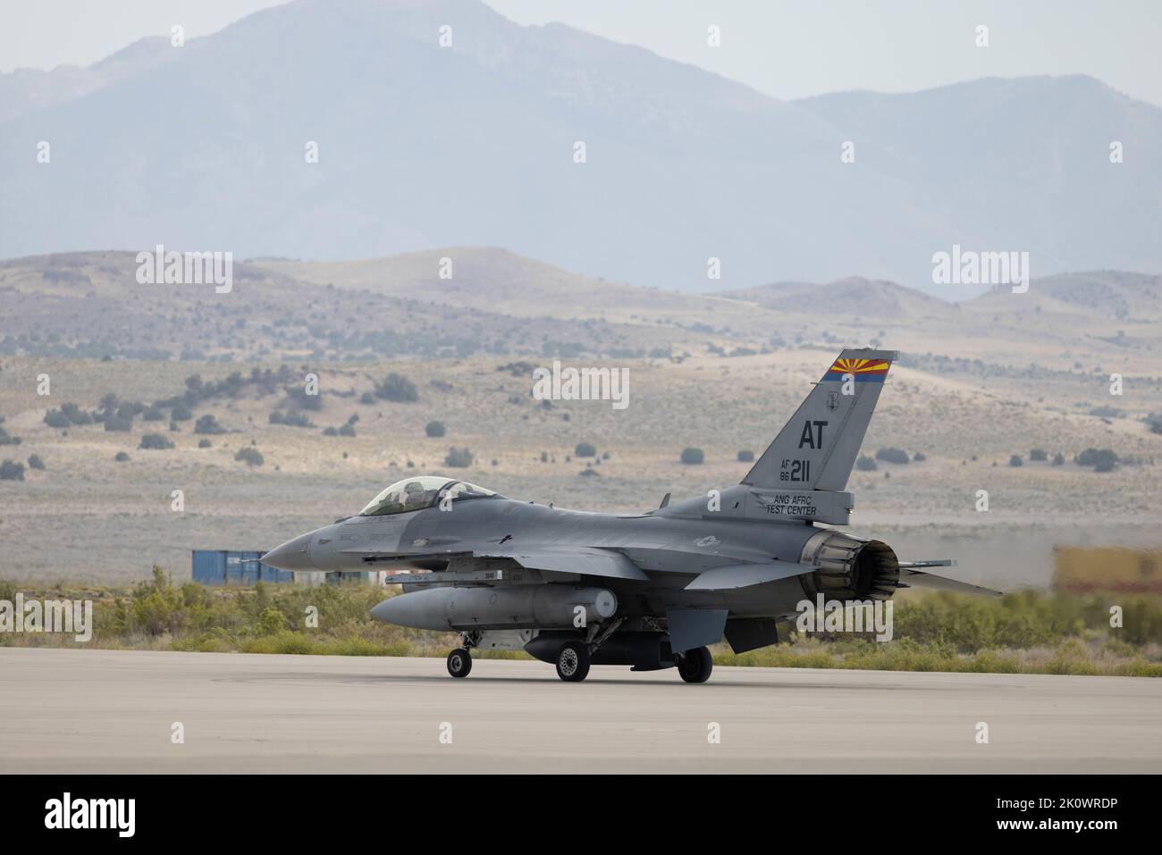 Un F-16 Fighting Falcon dell'Air Force Reserve Command Test Center arriva a sostegno di un'attività di forza congiunta senza precedenti il 8 settembre 2022 a Dugway Proving Ground, Utah. Questa forza comune incorpora più di sette entità militari in tre rami creando concetti operativi innovativi per consentire una risposta rapida a un orizzonte di tempo di guerra in continua evoluzione. (STATI UNITI Foto della Guardia Nazionale militare di: Staff Sgt. Jake Seawolf) Foto Stock