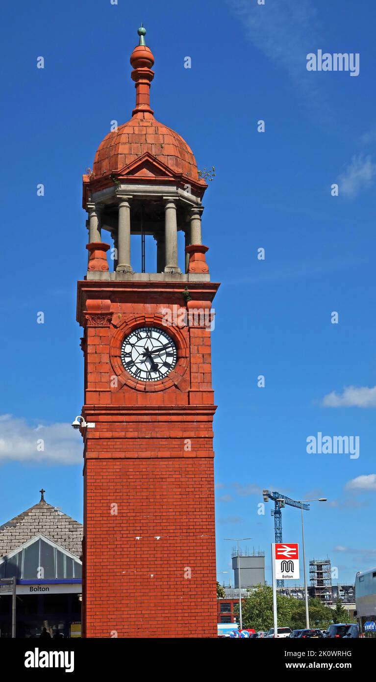 La storica stazione vittoriana Bolton torre dell'orologio, 1899 al centro città interscambio, Greater Manchester, Lancashire, Inghilterra, Regno Unito, BL2 1BE ricostruito Foto Stock