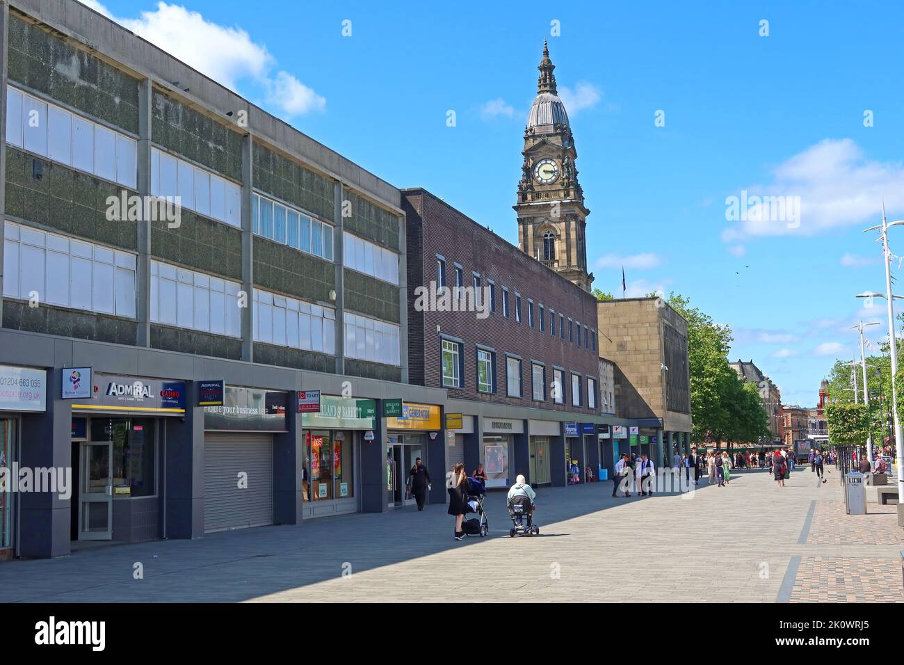 Gli amanti dello shopping estivo nel centro di Bolton, Oxford Street, con il municipio sullo sfondo, guardando verso nord Foto Stock