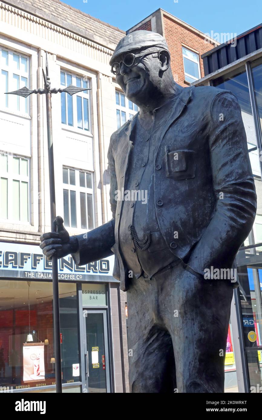 Dr Fred Dibnah Steeplejack statua di bronzo, venerato figlio di Bolton, famoso Boltoniano 1938-2004, Bolton centro città, Lancs, Inghilterra, REGNO UNITO Foto Stock