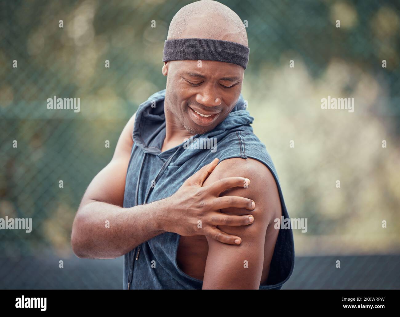 Lesioni alle braccia sportive, massaggio all'uomo nero, dolore da esercizio e emergenza. Pronto soccorso su muscolo, incidente fitness e in possesso di bicep. Persona frustrata, tennis Foto Stock