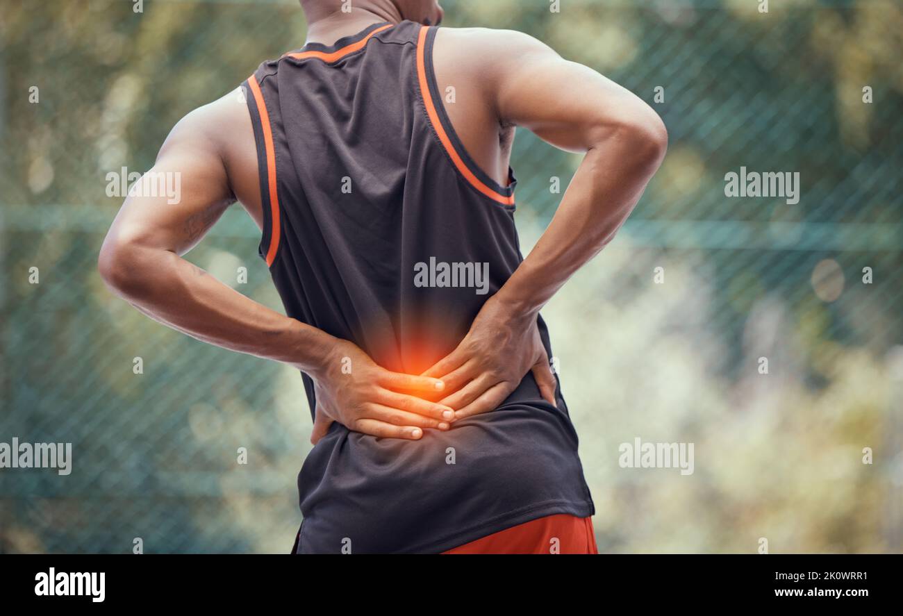 Atletica, uomo in forma con dolore alla schiena più bassa, all'aperto tenere e massaggi stanchi e strain muscoli o lesioni spinali. Uomo nero muscoloso con crampi Foto Stock