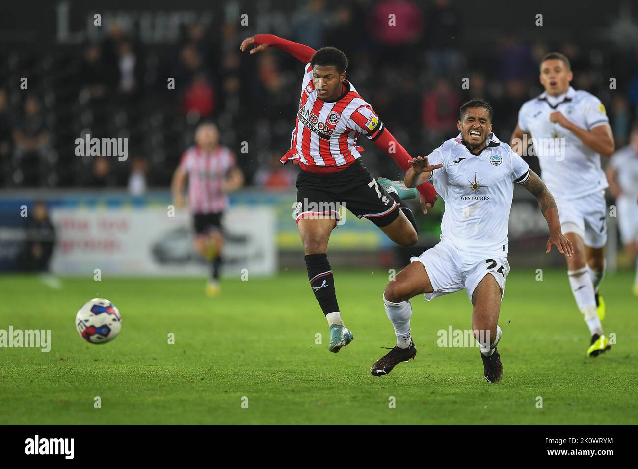 Swansea, Regno Unito. 13th Set, 2022. Rhian Brewster #7 di Sheffield United supera Kyle Naughton #26 di Swansea City durante la partita del campionato Sky Bet Swansea City vs Sheffield United al Swansea.com Stadium, Swansea, Regno Unito, 13th settembre 2022 (Foto di Mike Jones/News Images) a Swansea, Regno Unito il 9/13/2022. (Foto di Mike Jones/News Images/Sipa USA) Credit: Sipa USA/Alamy Live News Foto Stock