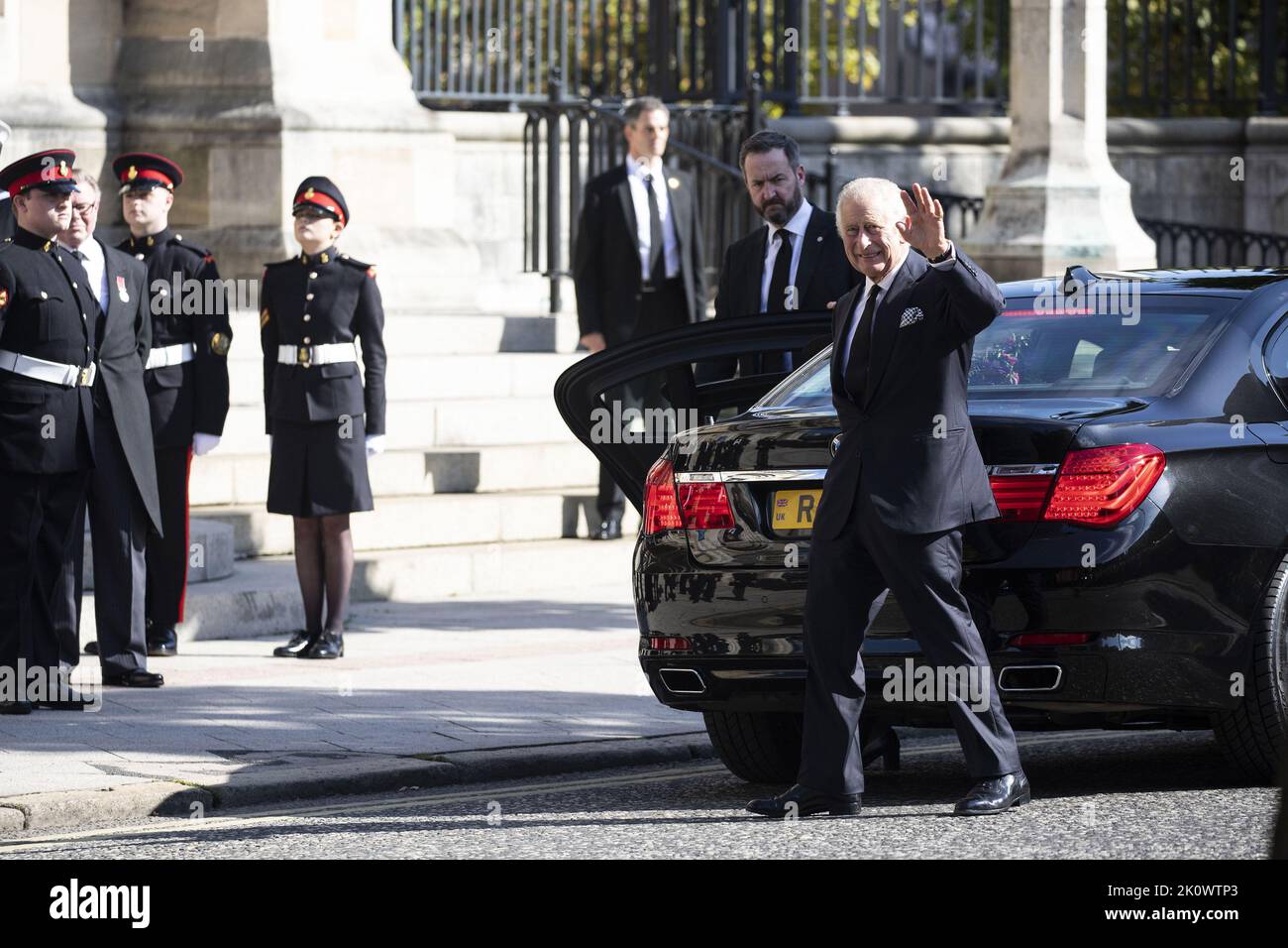 Il re britannico Carlo III (R) partecipa a un Servizio di riflessione per la vita della Regina Elisabetta II nella Cattedrale di Sant'Anna a Belfast martedì 13 settembre 2022, durante la sua visita in Irlanda del Nord. Foto di WPA Pool/Royal Family/UPI. Credit: UPI/Alamy Live News Foto Stock