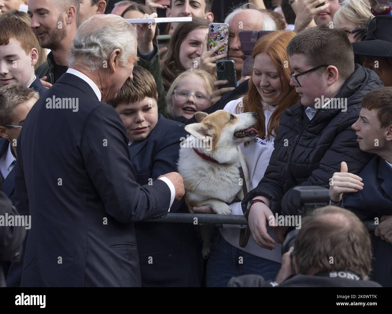 Il re britannico Carlo III (L) incontra i membri del pubblico durante una passeggiata in Writers' Square a Belfast, martedì 13 settembre 2022, durante la sua visita in Irlanda del Nord. Re Carlo III si è recato a Belfast, dove è disposto a ricevere tributi da partiti pro-UK e le simpatie rispettose dei nazionalisti, che tuttavia possono vedere la riunificazione con l'Irlanda avvicinarsi. Foto di WPA Pool/Royal Family/UPI. Credit: UPI/Alamy Live News Foto Stock
