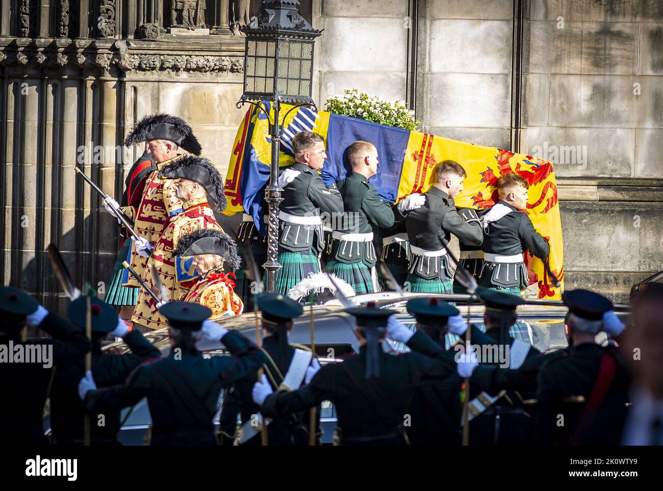 Edimburgo, Regno Unito. 13th Set, 2022. La bara di sua Maestà la Regina Elisabetta II viene rimossa dalla Cattedrale di St Gile martedì 13 settembre 2022, mentre il corteo si porta all'aeroporto di Edimburgo per il viaggio a Londra. Il reggimento reale della Scozia ha fornito alla scorta a Edimburgo con i fiori o l'aria pied della foresta suonata. Photo by UK Ministry of Defense/UPI Credit: UPI/Alamy Live News Foto Stock