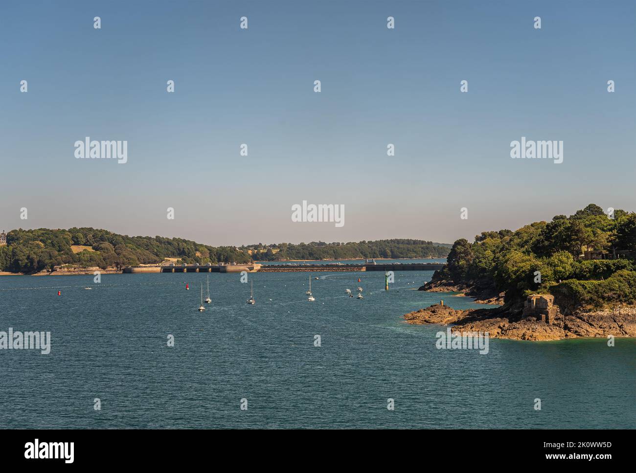 St. Malo, Bretagna, Francia - 8 luglio 2022: Barrage de la Rance, alla foce del fiume, è una centrale elettrica di marea che produce elettricità e di collegamento 2 Foto Stock