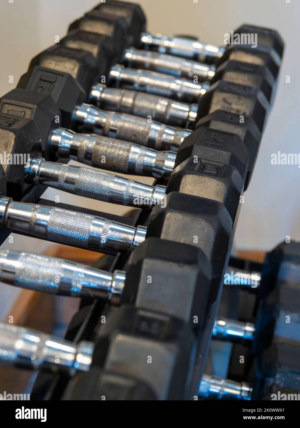Rack di pesi liberi pesanti manubri in una palestra locale utilizzata per l'esercizio fisico e fitness. Foto Stock