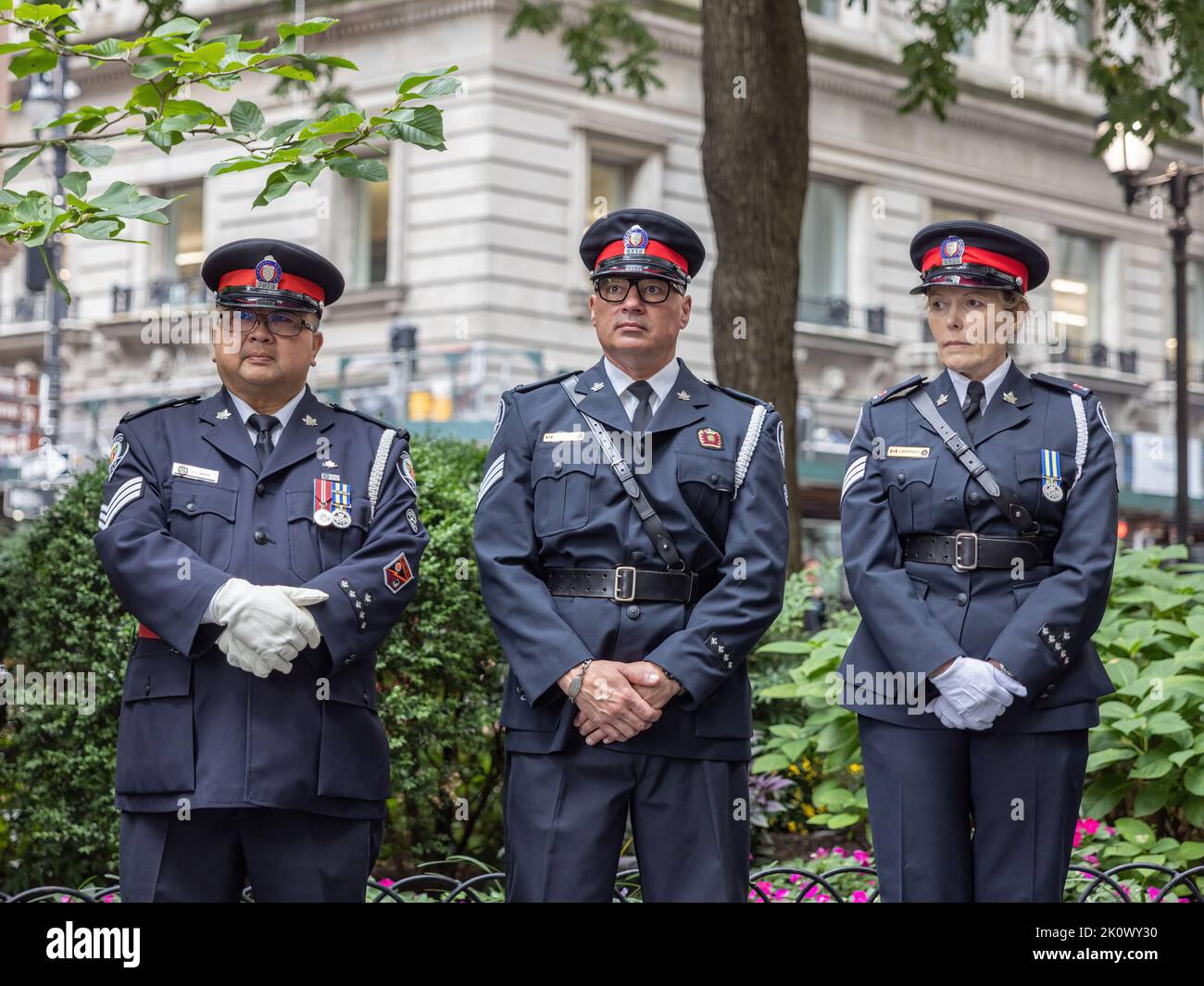 NEW YORK, N.Y. – 11 settembre 2022: Ufficiali della polizia di Toronto partecipano ad una cerimonia di commemorazione presso il Queen Elizabeth II 11th settembre. Foto Stock