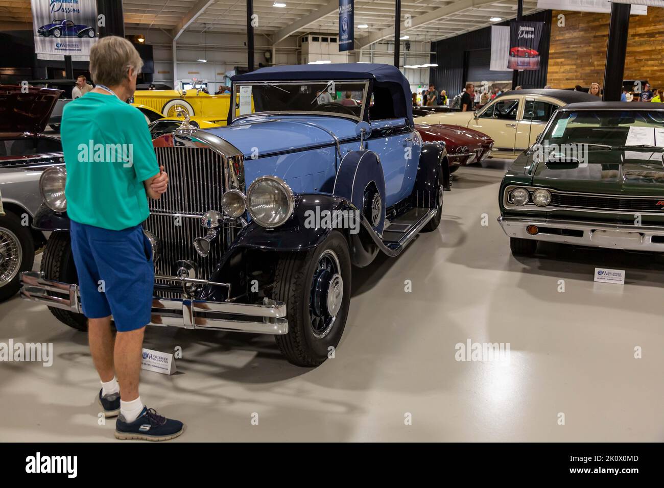 Un uomo guarda una Coupe convertibile 1931 Pierce-Arrow blu bicolore modello 42 in mostra all'asta Auburn 2022 di Auburn nel mondo, Ind. Foto Stock