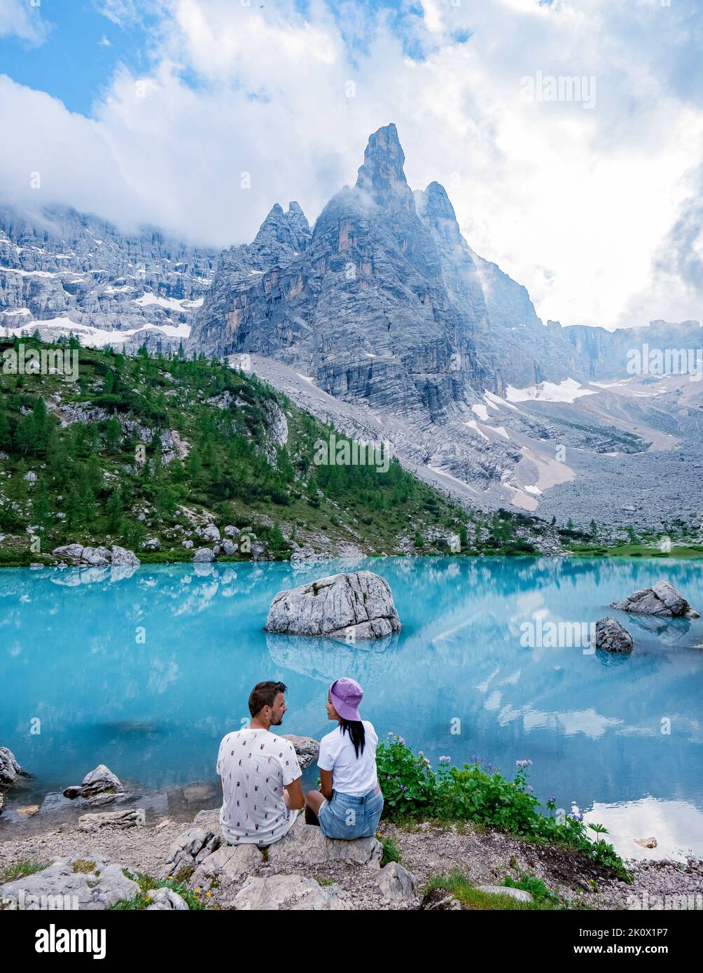 Lago di Sorapis il Lago di Sorapis nelle Dolomiti è una meta turistica popolare in Italia. Europa, la coppia ha visitato il lago verde-blu delle Dolomiti italiane, il bellissimo lago Sorapis Foto Stock