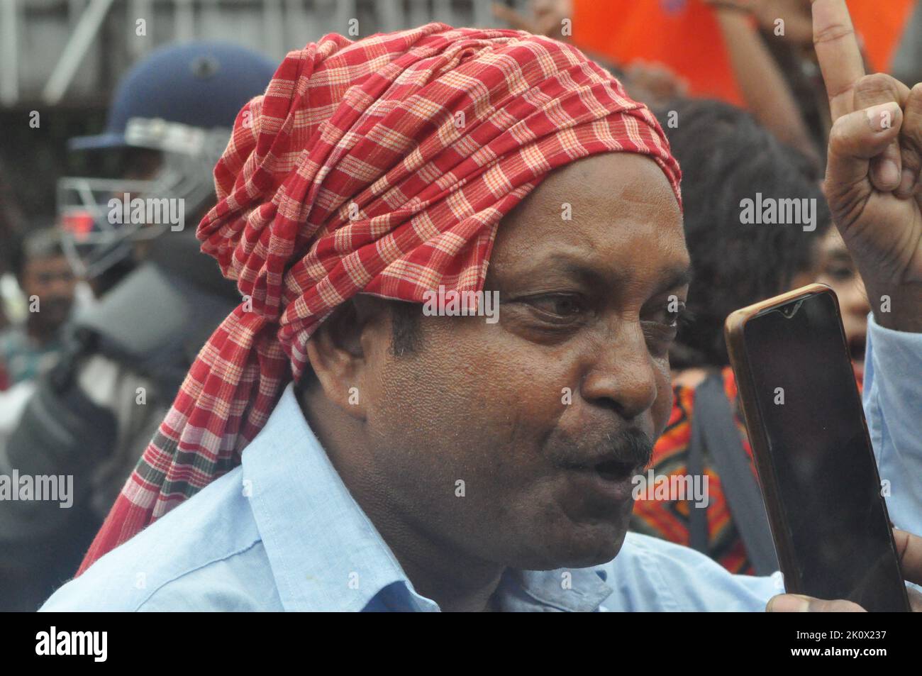 Howrah, India. 13th Set, 2022. Tensione nella processione di Sukanta a Howrah Maidan, barricata rotta da BJP, gas lacrimogeno dalla polizia (Foto di Anubrata Mondal/Pacific Press) Credit: Pacific Press Media Production Corp./Alamy Live News Foto Stock