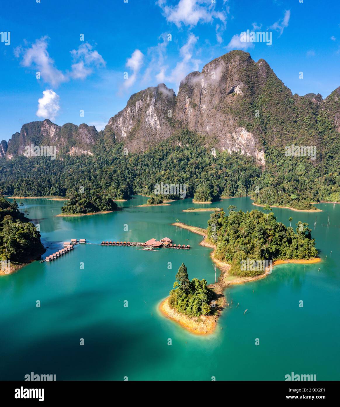 Vista aerea del parco nazionale Khao Sok Cheow LAN Dam lago a Surat Thani, Thailandia Foto Stock