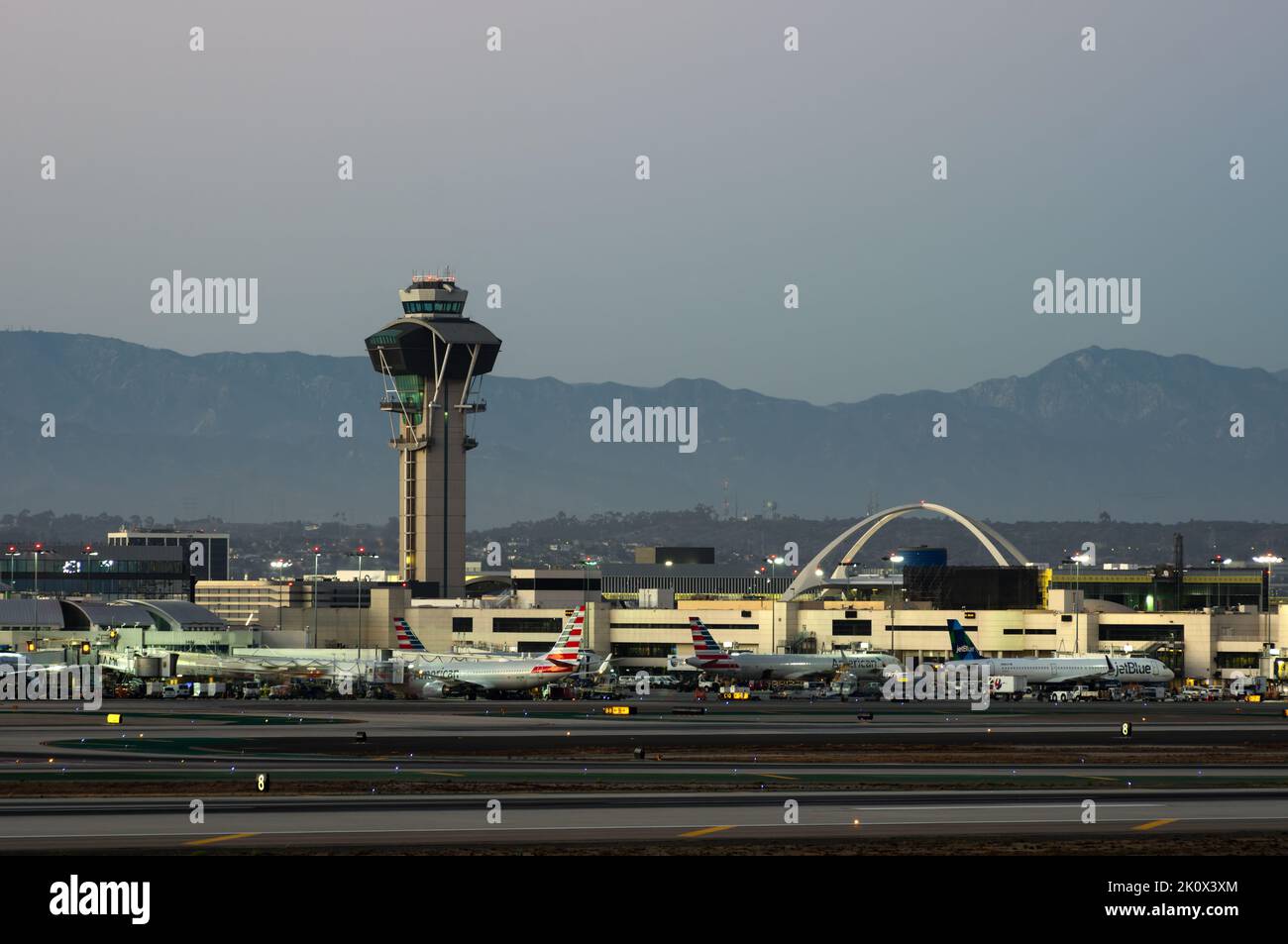 L'Aeroporto Internazionale di Los Angeles mostra la torre di controllo e l'edificio a tema. Foto Stock