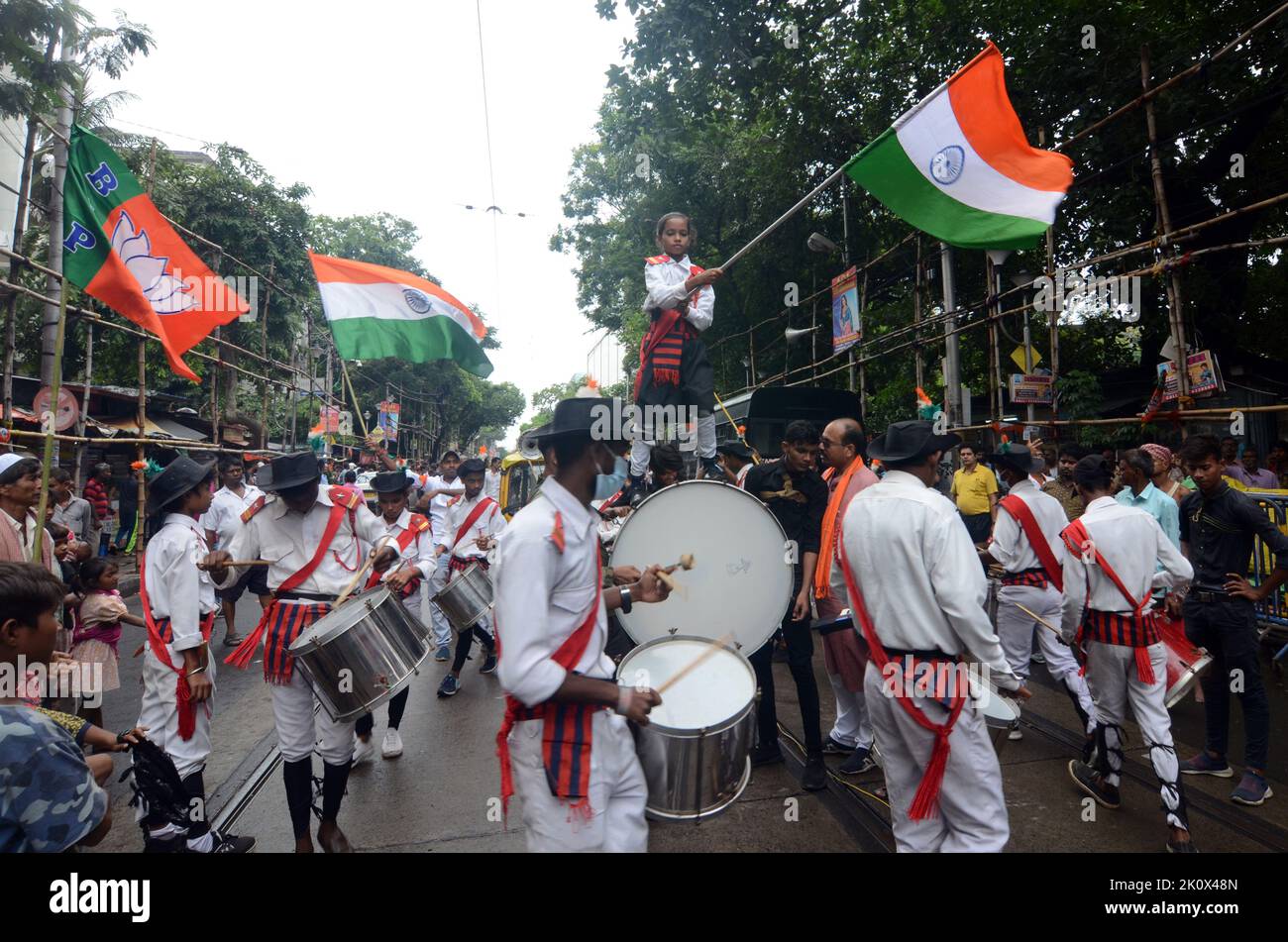 Kolkata, Bengala Occidentale, India. 13th Set, 2022. Una band che suonerà le band prima di iniziare il Nabanna Abhijan Rally a College Street. Il BJP ha organizzato il mega ''˜Nabanna Cholo' rally per protestare contro le presunte pratiche corrotte del governo guidato da Mamata Banerjee nel Bengala. Secondo il piano del BJP, sono stati tentati rally da tre punti per raggiungere il segretariato di Stato. Quello di Howrah Maidan, guidato da Sukanta Majumdar. Un altro di Satraganchi, guidato da Suvendu Adhikari e Dilip Ghosh, ha guidato i lavoratori per il terzo rally da College Street. (Credit Image: © Suraranjan Nandi Foto Stock