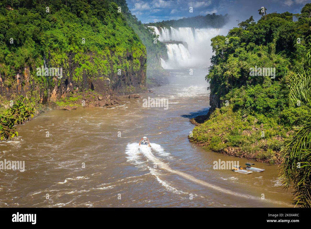 Motoscafo sul fiume Iguazu alle cascate di Iguazu, vista dal lato argentino Foto Stock