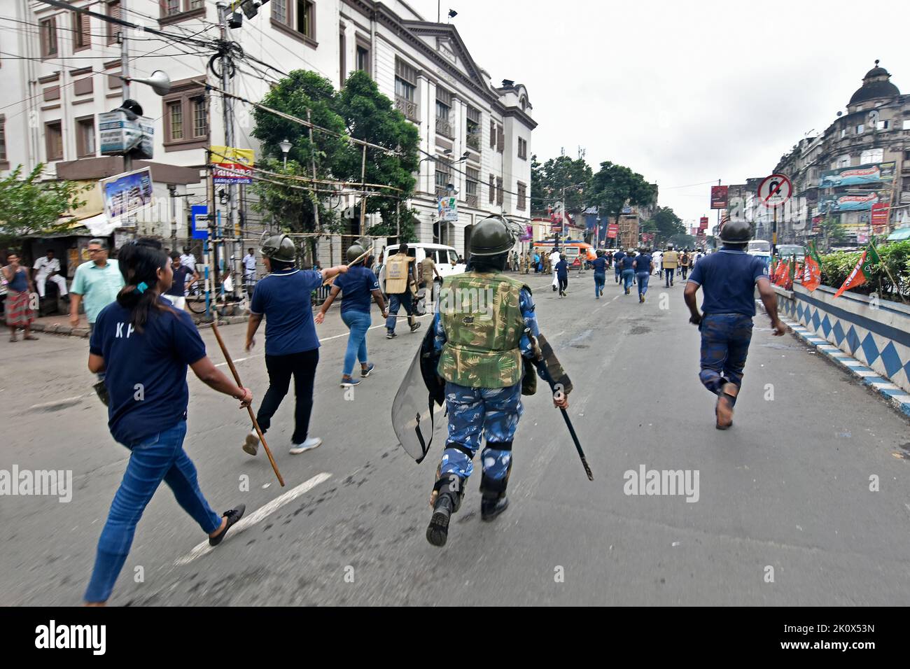 Il personale di polizia che si è recato a far carico dei sostenitori del BJP durante il «Nabanna Abhijan» (marzo al Segretariato) per protestare contro le presunte pratiche corrotte del governo TMC.il BJP ha organizzato il mega raduno «Nabanna Cholo» per protestare contro le presunte pratiche corrotte del governo guidato da Mamata Banerjee nel Bengala. Secondo il piano del BJP, sono stati tentati rally da tre punti per raggiungere il segretariato di Stato. Quello di Howrah Maidan, guidato da Sukanta Majumdar. Un altro di Satraganchi, guidato da Suvendu Adhikari e Dilip Ghosh, ha guidato gli operai per il terzo rally dal College St Foto Stock