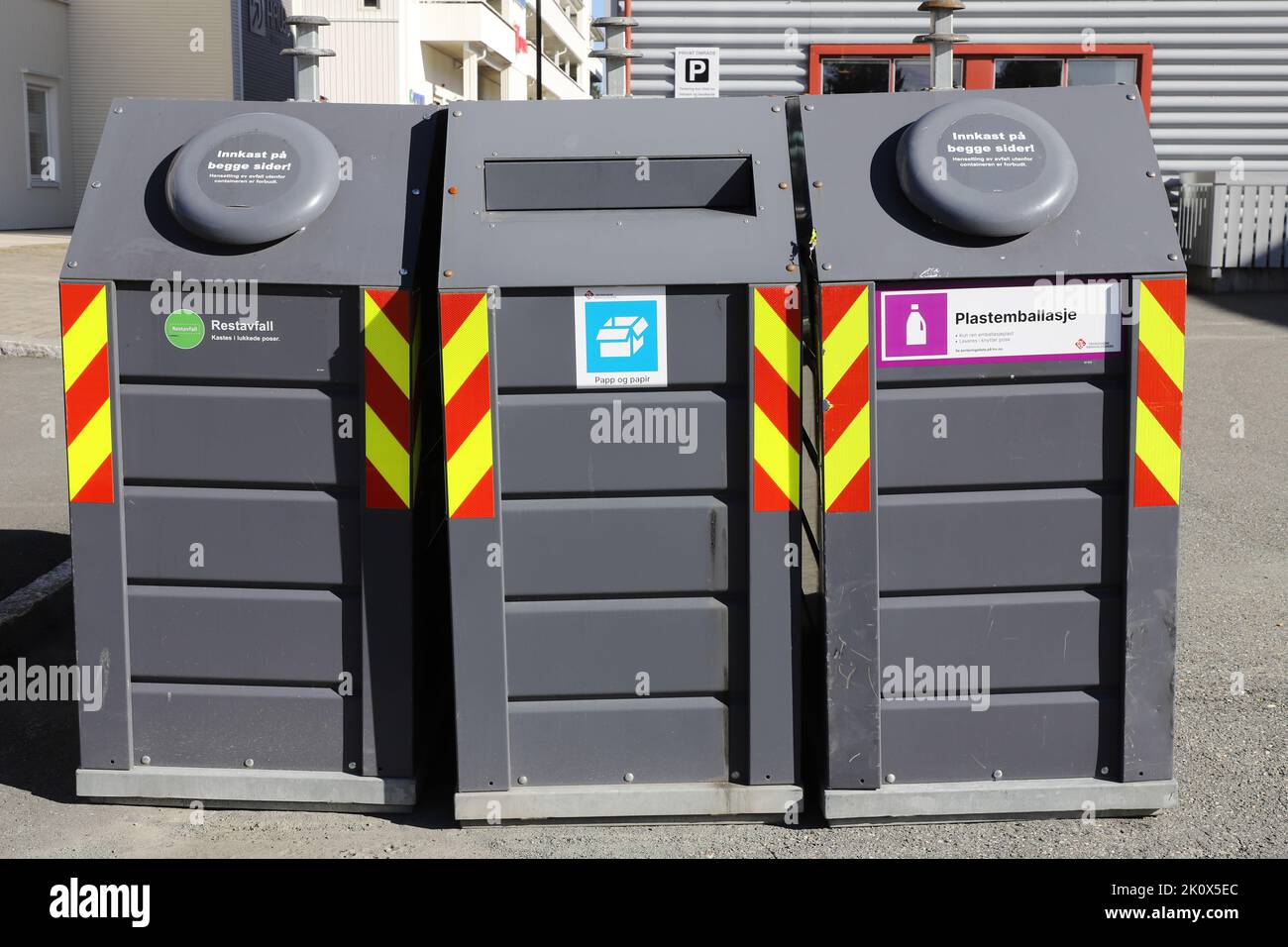 Klaby, Norvegia - 2 settembre 2022: Tre contenitori per il riciclo di tetti per plastica, carta e rifiuti non specificati. Foto Stock