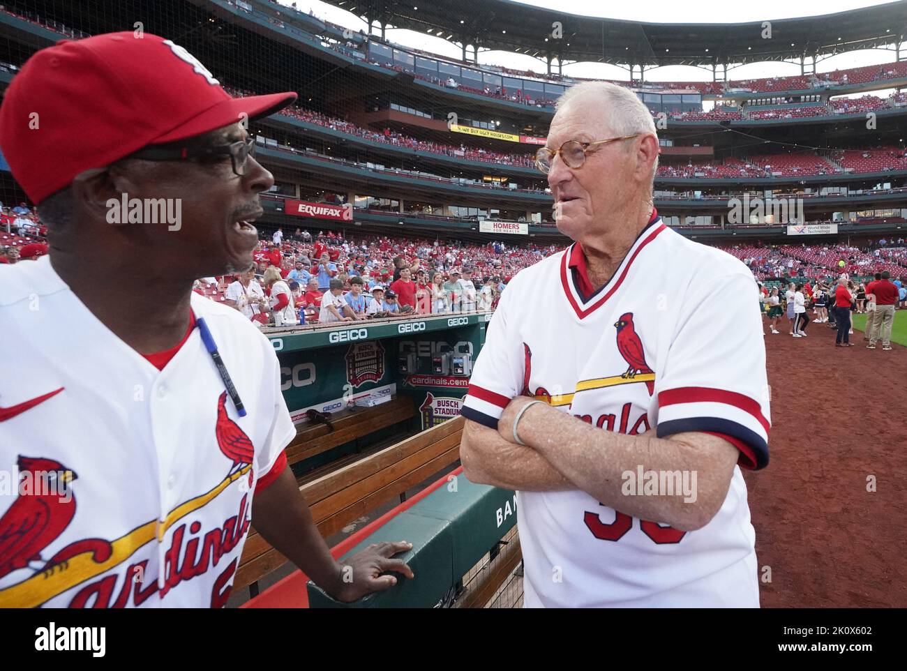 St. Louis, Stati Uniti. 13th Set, 2022. L'ex caraffa dei Cardinali di St. Louis e Jim Kaat, membro della National Baseball Hall of Fame, parla con l'ex compagno di squadra Willie McGee prima della Milwaukee Brewers-St Partita di baseball dei Louis Cardinals al Busch Stadium di St. Louis martedì 13 settembre 2022. Foto di Bill Greenblatt/UPI Credit: UPI/Alamy Live News Foto Stock