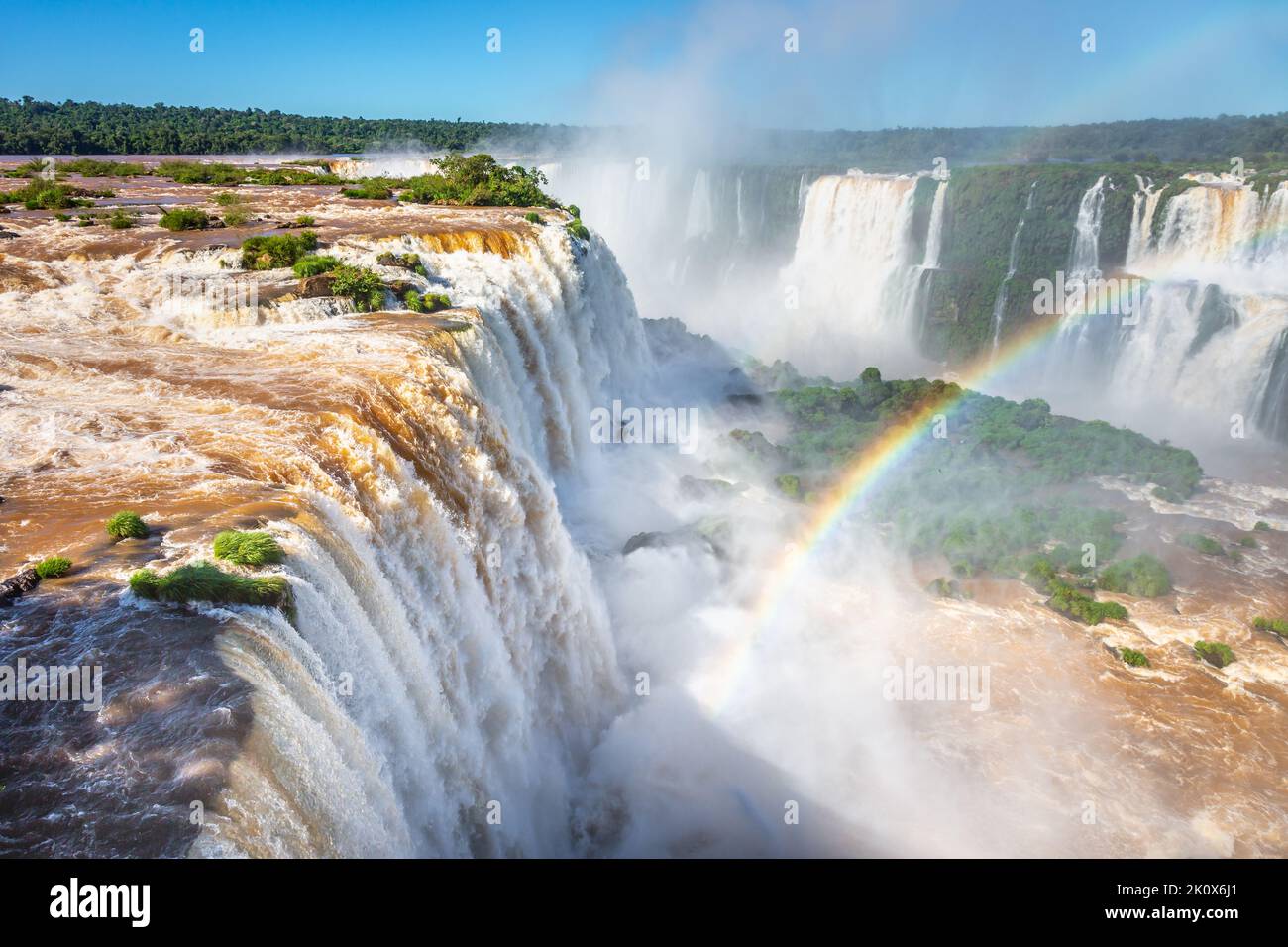 Cascate di Iguazu suggestivo paesaggio con arcobaleno, vista dal lato argentino Foto Stock