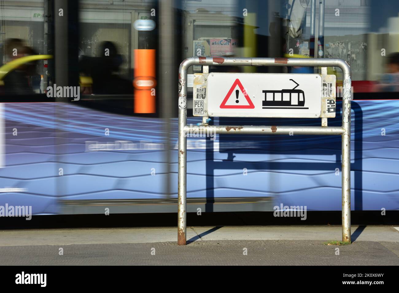 Passaggio pedonale con un cartello di avvertimento alla fermata del tram vicino alla Westbahnhof a Vienna Foto Stock