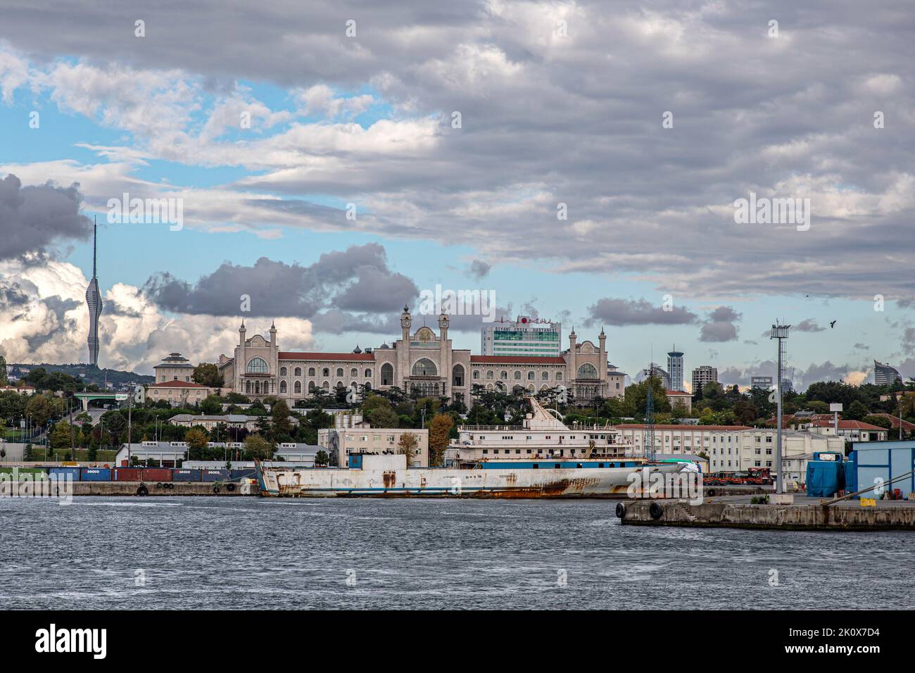 Istanbul, Turchia. 13th Set, 2022. Una vista aerea della nave Roll-on/roll-off, bandiera delle Comore, che è stata attaccata dalle guardie della costa greca in acque internazionali, ancorata al porto di Haydarpasa a Istanbul. Credit: SOPA Images Limited/Alamy Live News Foto Stock