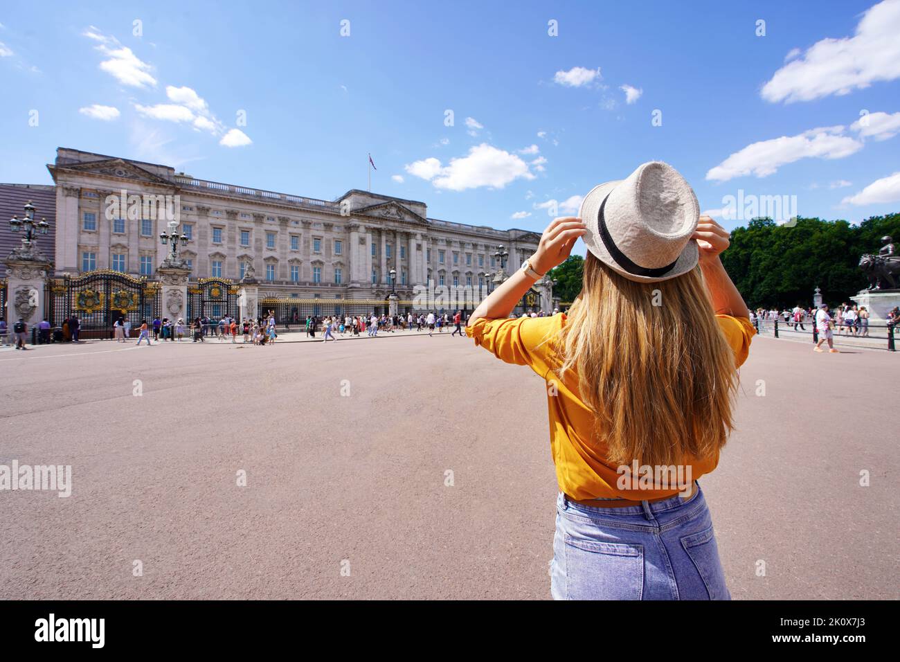 Vista posteriore della giovane donna turistica in visita a Londra, Regno Unito Foto Stock