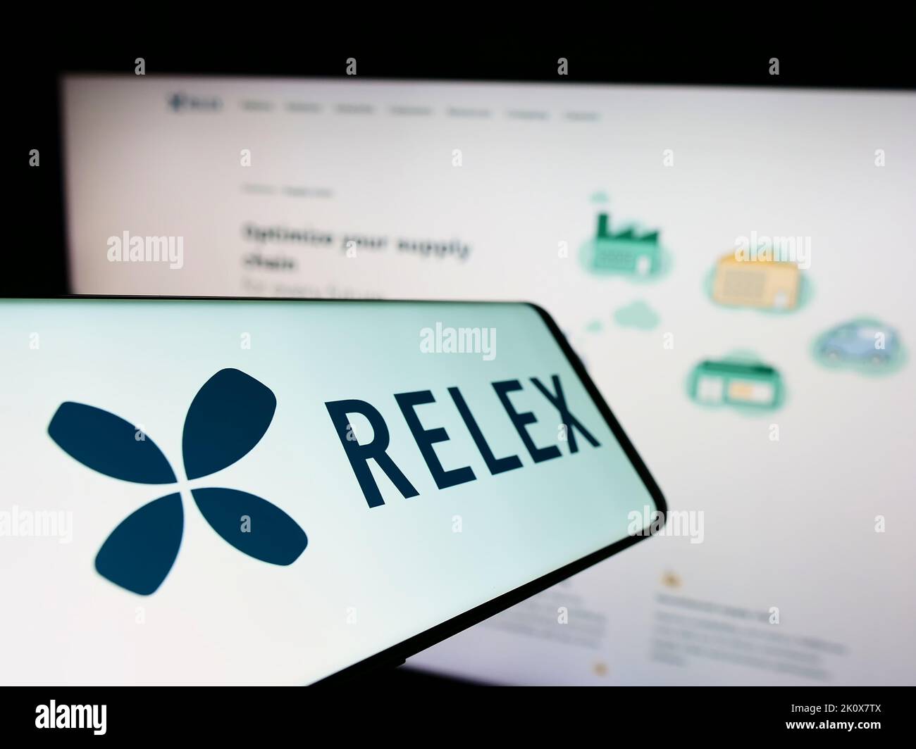 Smartphone con logo della società finlandese di software RELEX Solutions sullo schermo davanti al sito Web aziendale. Messa a fuoco al centro del display del telefono. Foto Stock