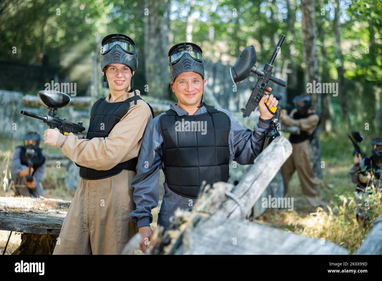 Due sorridenti paintball giocatori in piena attrezzatura divertirsi prima del gioco Foto Stock