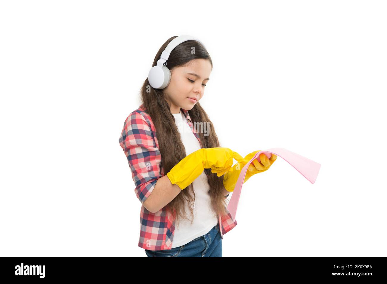 accessorio di pulizia. La pulizia è un problema. Pulizia dei materiali. Auricolari per bambina con guanti gialli. Pulizia buona domenica. Ascolto della musica. Pulizia della camera Foto Stock