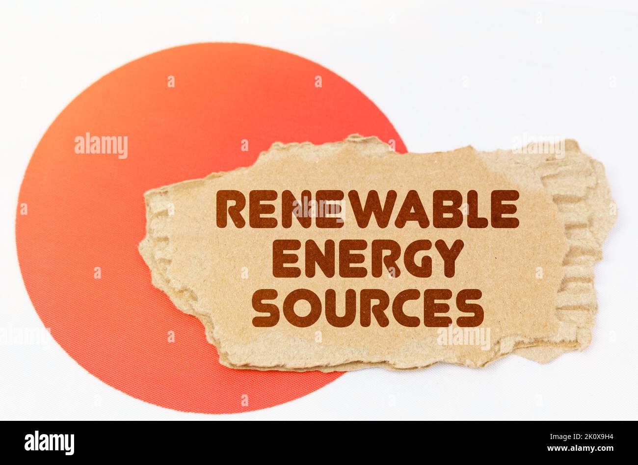 Concetto nazionale di ecologia. Sulla bandiera del Giappone si trova un quaderno con l'iscrizione - fonti di energia rinnovabili Foto Stock