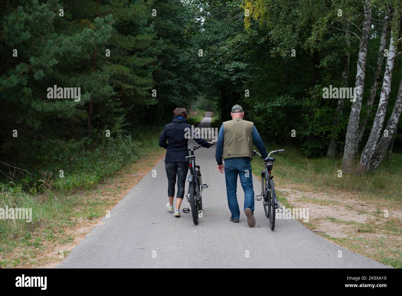 Coppia con biciclette sul percorso ciclabile ricreativo. Turismo locale. Foto Stock