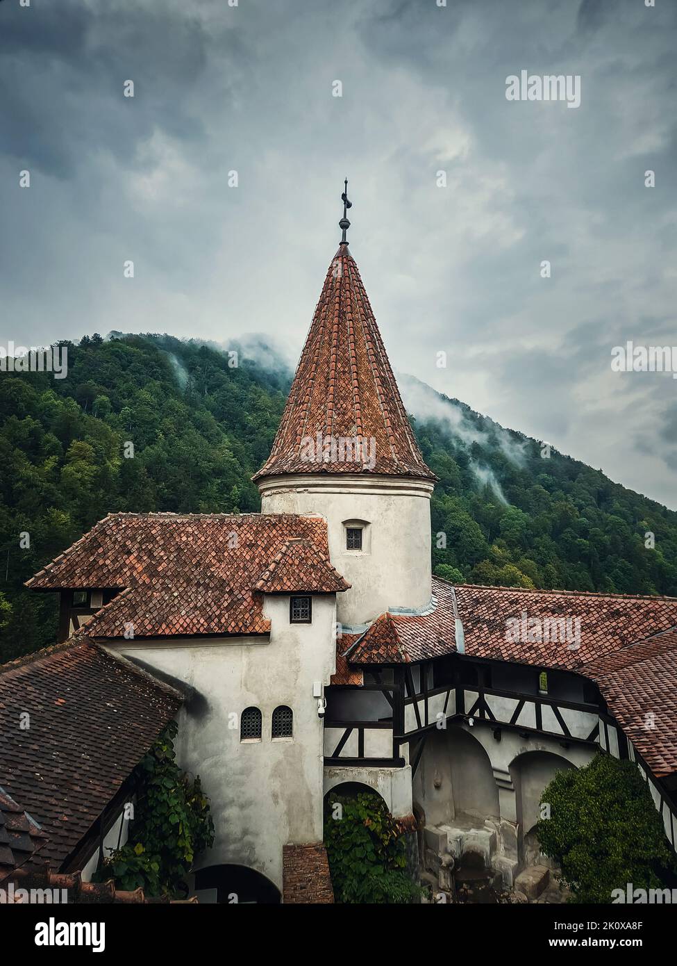 La fortezza medievale di Bran conosciuta come castello di Dracula in Transilvania, Romania. Storica roccaforte in stile sassone nel cuore dei monti Carpazi Foto Stock