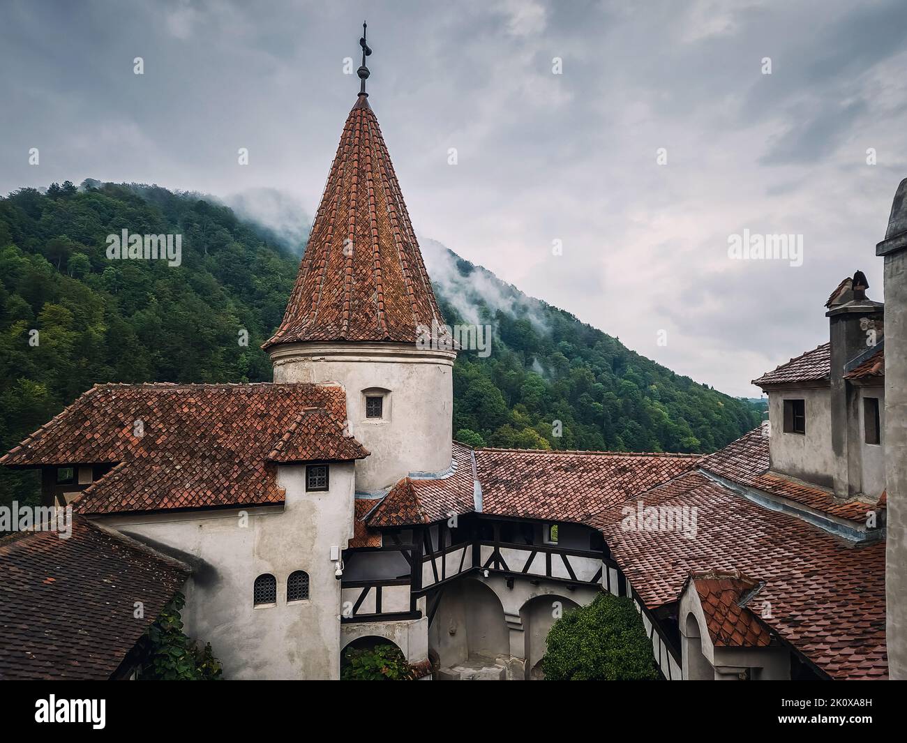 La fortezza medievale di Bran conosciuta come castello di Dracula in Transilvania, Romania. Storica roccaforte in stile sassone nel cuore dei monti Carpazi Foto Stock
