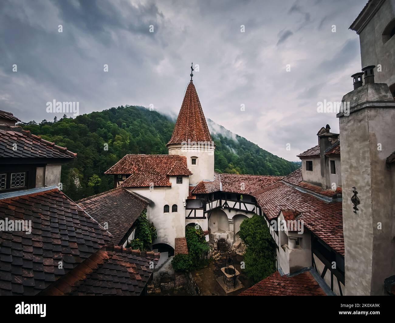 La fortezza medievale di Bran conosciuta come castello di Dracula in Transilvania, Romania. Storica roccaforte in stile sassone nel cuore dei monti Carpazi Foto Stock