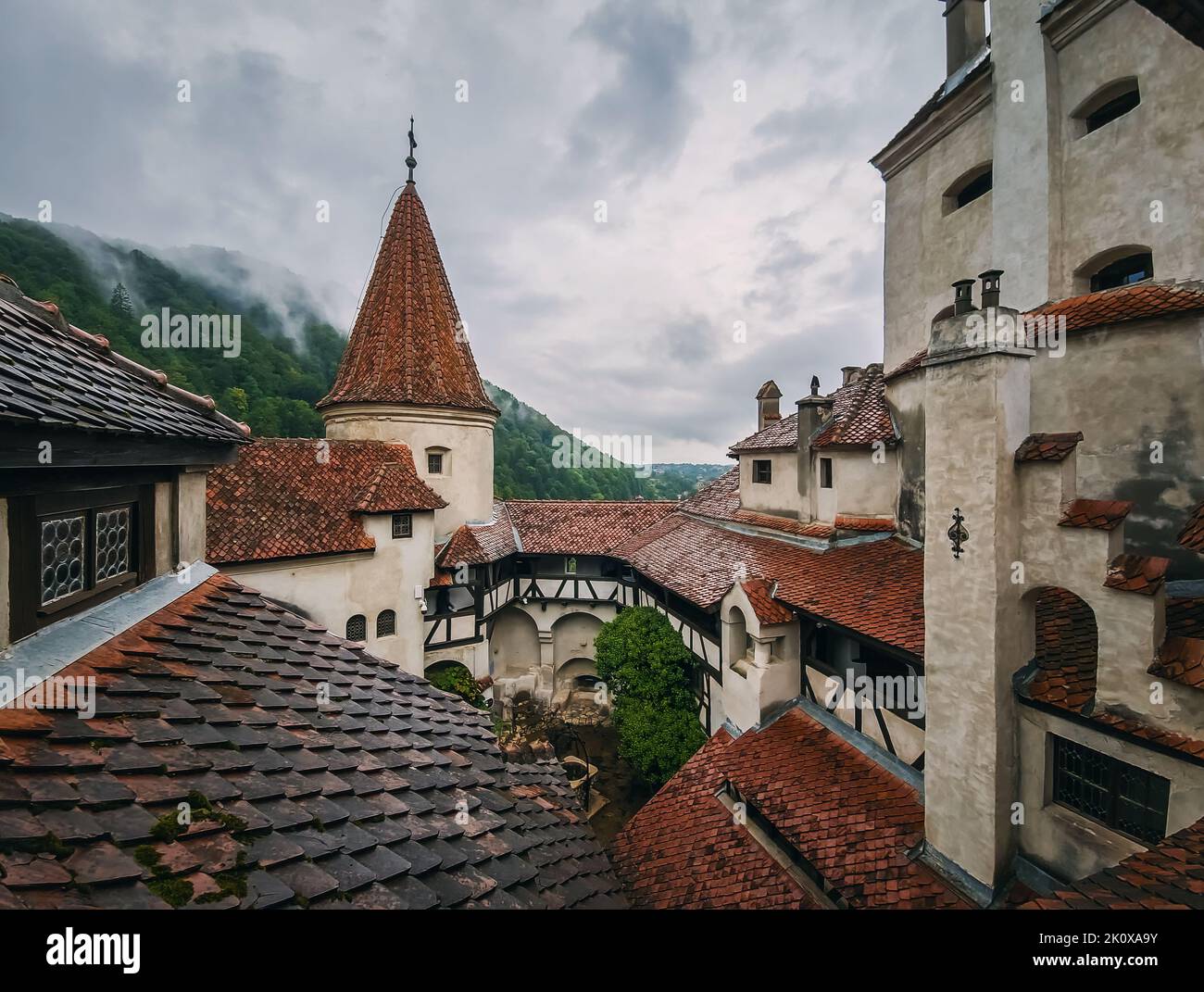 La fortezza medievale di Bran conosciuta come castello di Dracula in Transilvania, Romania. Storica roccaforte in stile sassone nel cuore dei monti Carpazi Foto Stock