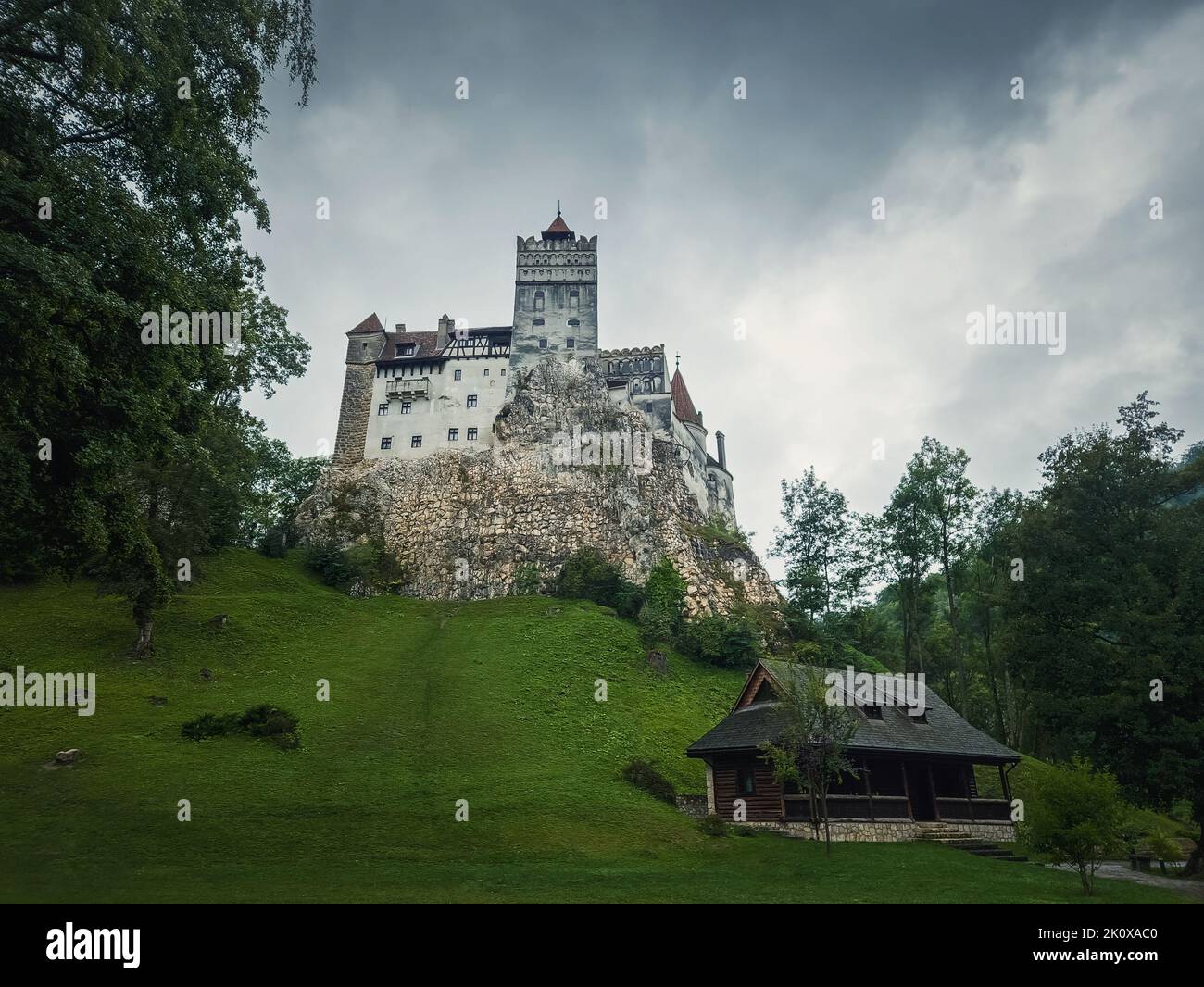 La fortezza medievale di Bran conosciuta come castello di Dracula in Transilvania, Romania. Storica roccaforte in stile sassone nel cuore dei monti Carpazi Foto Stock