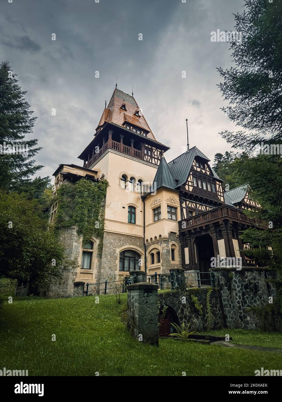 Castello di Pelisor residenza estiva reale a Sinaia, Romania. Una parte del famoso complesso Peles nelle montagne dei Carpazi, nella contea di Prahova, in Transilvania Foto Stock